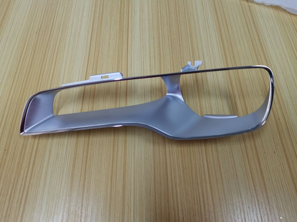 勞期萊斯車燈，內(nèi)飾水電鍍件，線條清楚.jpg